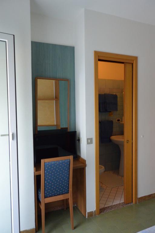 Hotel Paris لينانو سابيادورو الغرفة الصورة